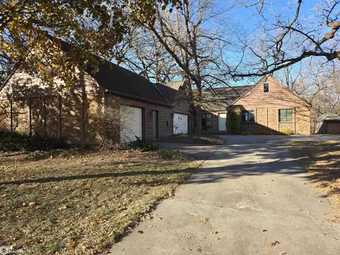 922 N Carolina Ave, Mason City, IA 50401