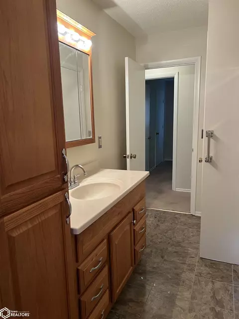 Bath - 235 Jamar Ct, Hamilton, IL 62341 photo 1 of 6