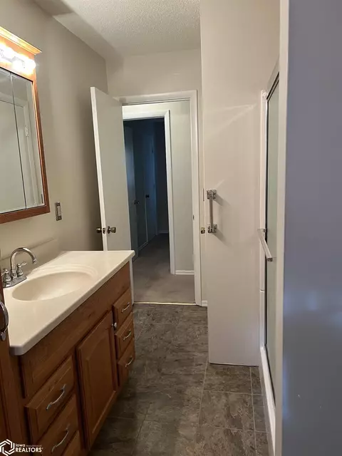 Bath - 235 Jamar Ct, Hamilton, IL 62341 photo 3 of 6