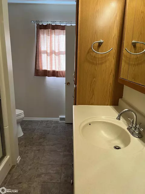 Bath - 235 Jamar Ct, Hamilton, IL 62341 photo 2 of 6
