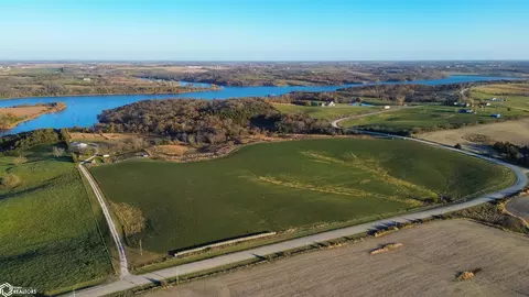 18756 Lakeview Rd, Leon, IA 50144