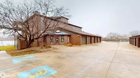 630 Briarstone Dr #205, Mason City, IA 50401