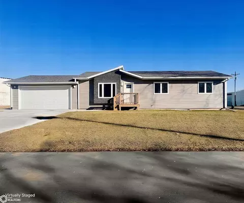405 10th St, Nevada, IA 50201