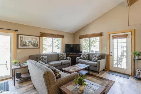 3358 Indian Point Dr, Ellston, IA 50074
