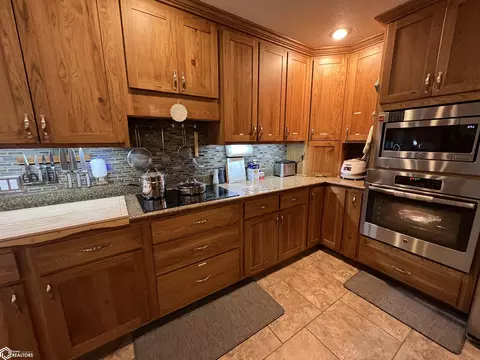 Kitchen - 793 E County Rd 1430, Hamilton, IL 62341 photo 6 of 10