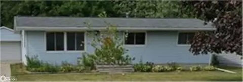 806 Maple Ln, Clear Lake, IA 50428