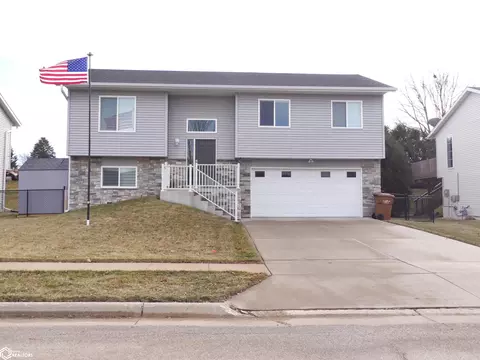 1014 Mockingbird Dr, Carroll, IA 51401