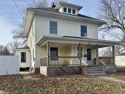 711 S 8th St, Chariton, IA 50049