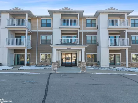 809 7th Ave #106, Clear Lake, IA 50428