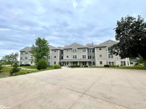 711 16th Ave #U202, Grinnell, IA 50112