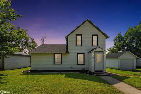 132 Green St, Center Point, IA 52213