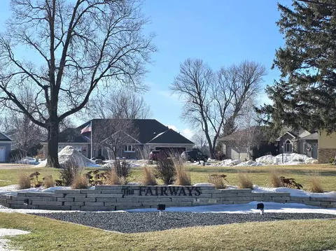 3245 Pinnacle Ct, Mason City, IA 50401