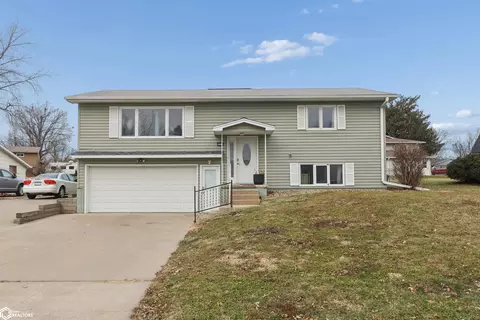 806 Henry Dr, Marshalltown, IA 50158