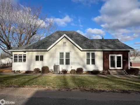 491 Cedar St, Dallas City, IL 62330