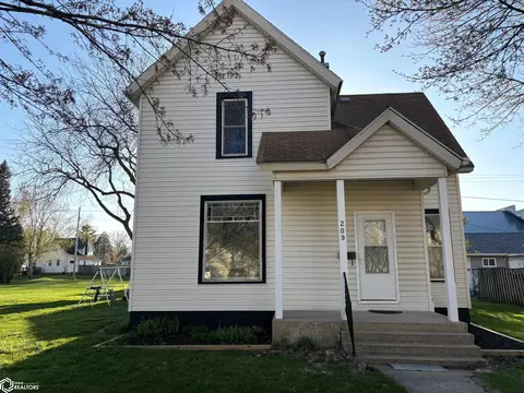209 2nd St SW, Hampton, IA 50441