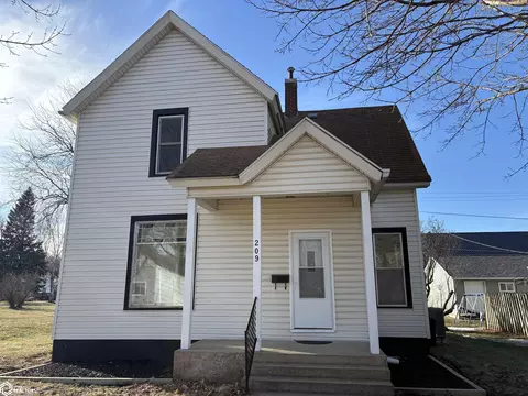 209 2nd St SW, Hampton, IA 50441