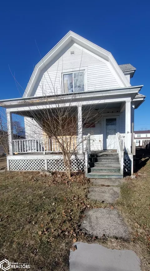 105 E Main St, Wyoming, IA 52362