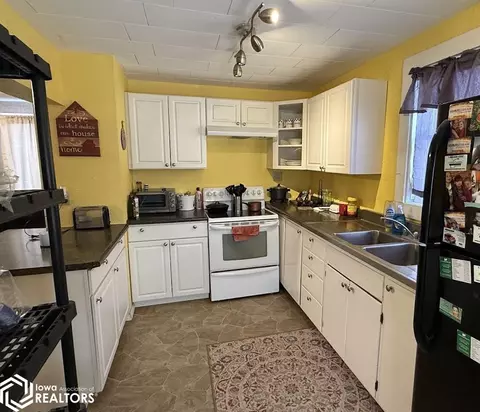 Kitchen - 409 3rd St NW, Hampton, IA 50441 photo 3 of 4
