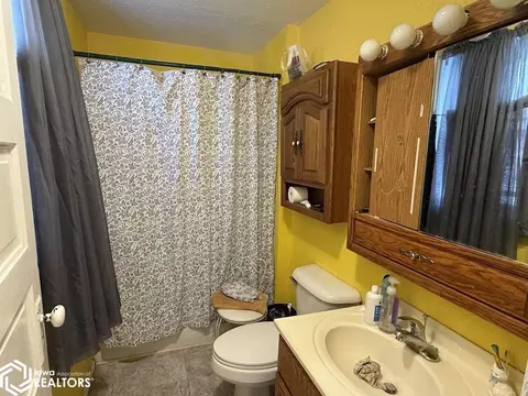 Bath - 409 3rd St NW, Hampton, IA 50441 photo 1 of 2