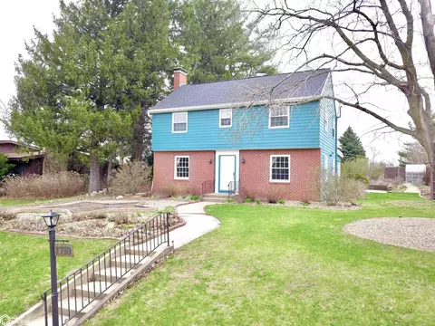 1710 Country Club Dr, Grinnell, IA 50112