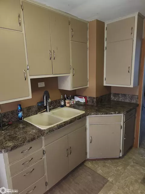 Kitchen - 1010 E Mcgregor, Algona, IA 50511 photo 2 of 4