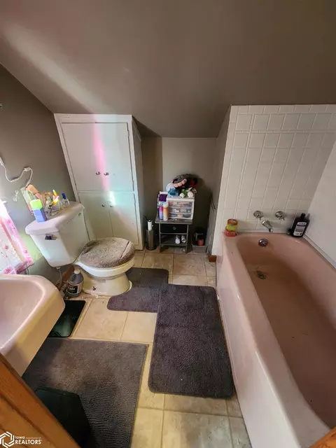 Bath - 1010 E Mcgregor, Algona, IA 50511 photo 1 of 3