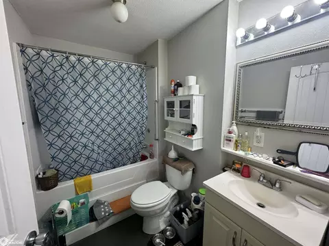 Bath - 28432 203rd Ave, Cincinnati, IA 52549 photo 1 of 2