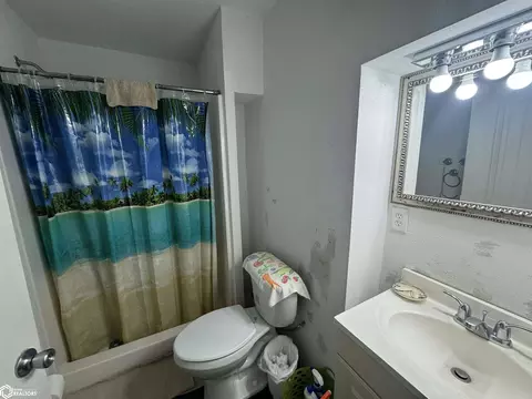 Bath - 28432 203rd Ave, Cincinnati, IA 52549 photo 2 of 2