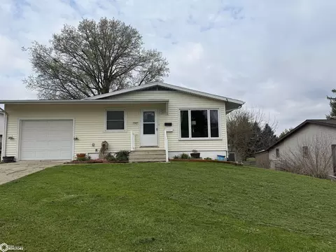 1207 Glenwood Ter, Marshalltown, IA 50158