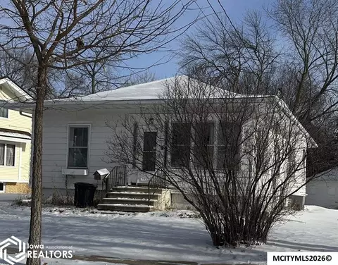 147 N Crescent Dr, Mason City, IA 50401