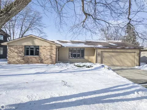 2 Boulder Rd, Mason City, IA 50401