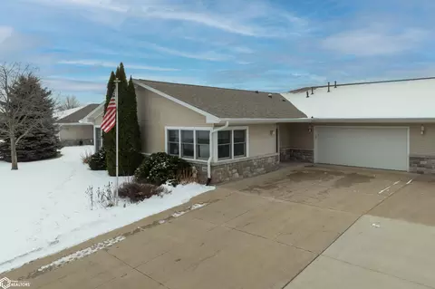 1002 Golf View Dr, Vinton, IA 52349