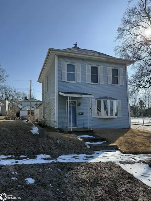 902 N 9th St, Burlington, IA 52601