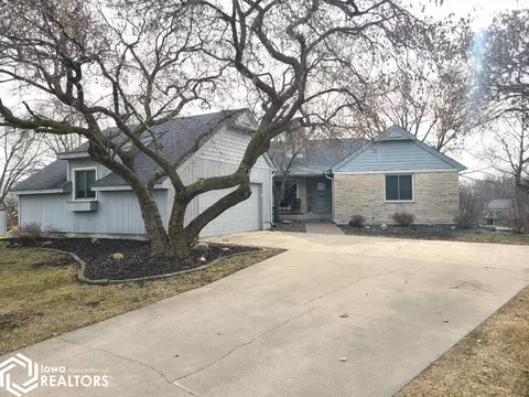 11 Knollwood Ct, Mason City, IA 50401