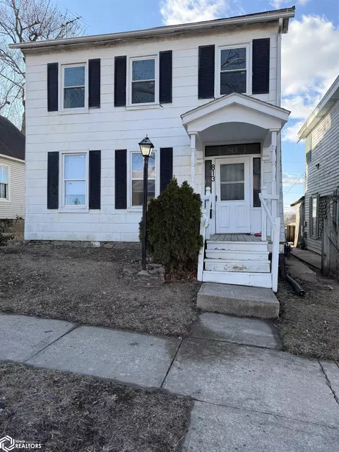 813 N 10th St, Burlington, IA 52601