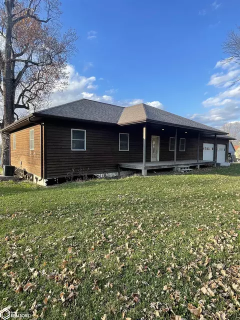 545 S 7th St, Warsaw, IL 62379