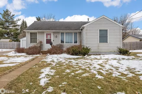 608 W 13th St, Vinton, IA 52349