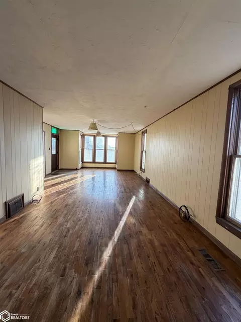 803 W Walnut St, Eldon, IA 52554 photo 3