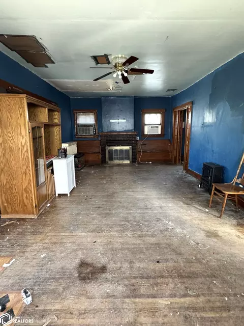 Living - 508 E Maple St, Centerville, IA 52544 photo 2 of 3