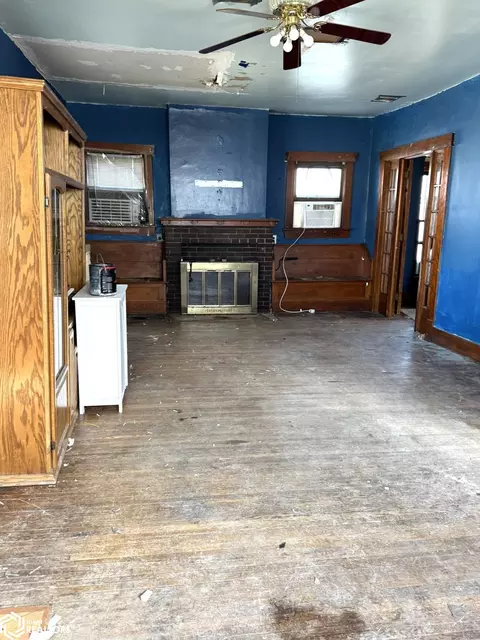 Living - 508 E Maple St, Centerville, IA 52544 photo 1 of 3