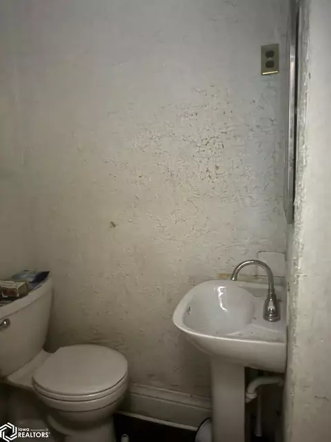 Bath - 508 E Maple St, Centerville, IA 52544 photo 1 of 3