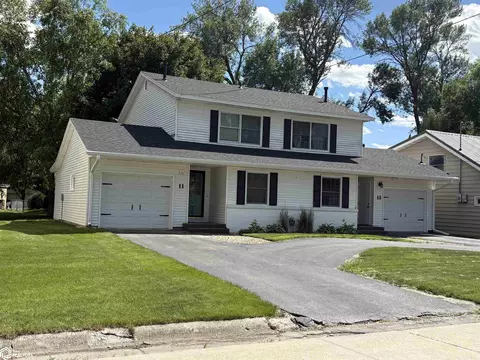 11 Sunset View Dr, Clear Lake, IA 50428