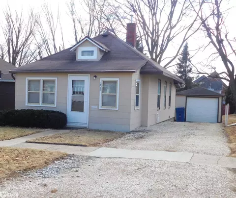 208 1st St, Manning, IA 51455