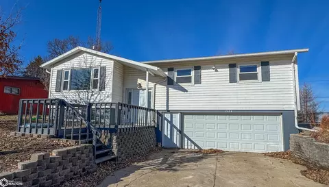 1324 Sunset Dr, Hampton, IA 50441