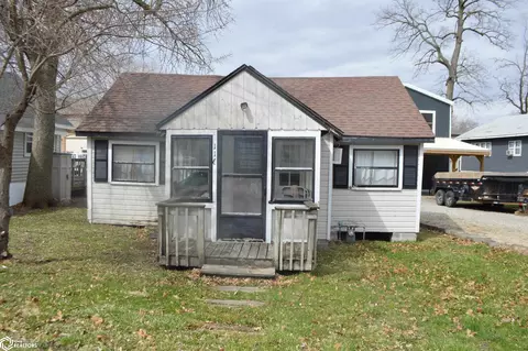 4632 Wesley Dr, Clear Lake, IA 50428