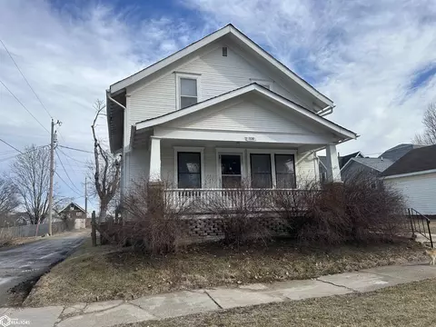208 S 7th St, Marshalltown, IA 50158