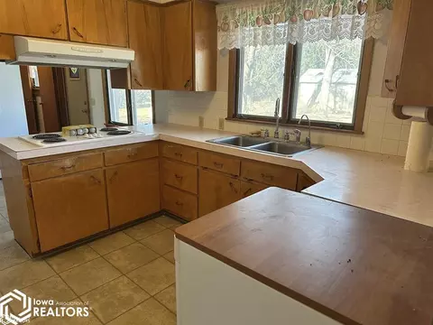 Kitchen - 14142 524th St, Centerville, IA 52544 photo 2 of 3