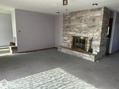 Living - 14142 524th St, Centerville, IA 52544 photo 2 of 5