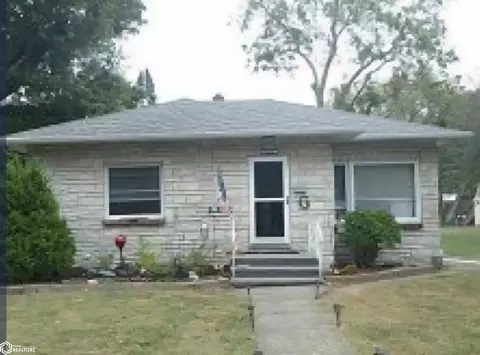 2432 S 3rd St, Burlington, IA 52601
