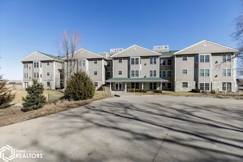 711 16th Ave #U104, Grinnell, IA 50112